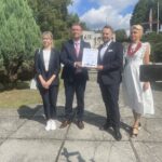 31.08.2023. Starachowice. Wizyta Konsula Generalnego Ukrainy. Na zdjęciu (od lewej): wicekonsul Irena Jaremczuk, konsul generalny Ukrainy Wiaczesław Wojnarowski, prezydent Marek Materek, asystent międzykulturowy ds. cudzoziemców w Starachowicach Inna Mekheda, / Fot. Anna Głąb – Radio Kielce