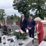 01.08.2023. Kielce. Cmentarz Stary. Odnowiony pomnik Wacława Wilka-Wilczyńskiego, uczestnika Powstania Warszawskiego. Na zdjęciu (od lewej): Robert Piwko, naczelnik kieleckiej Delegatury Instytutu Pamięci Narodowej, Dawid Terelak z Oddziałowego Biura Upamiętniania Walki i Męczeństwa IPN w Krakowie, Agnieszka Plucińska, znajmoa Wacława Wilka Wilczyńskiego / Fot. Michał Kita - Radio Kielce