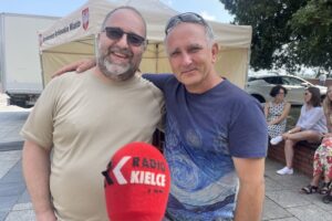 27.08.2023. Sandomierz. Koncert „Kto to miasto wyczarował”. Na zdjęciu (od lewej): Mariusz Dekiel i Jacek Kadis / Fot. Grażyna Szlęzak - Radio Kielce