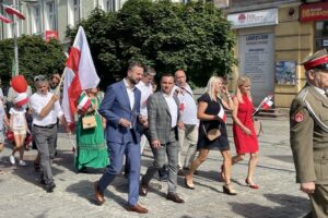 13.08.2023. Kielce. Marsz przedstawicieli Polskiego Stronnictwa Ludowego. Na zdjęciu (w środku): Władysław Kosiniak-Kamysz - prezes PSL i Grzegorz Dziubek - burmistrz Włoszczowy / Fot. Michał Kita - Radio Kielce