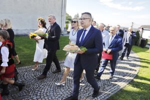 13.08.2023. Bieliny. Dożynki gminy Bieliny. Na zdjęciu (w środku): Renata Janik - wicemarszałek województwa świętokrzyskiego i Sławomir Kopacz - wójt Bielin / Fot. Jarosław Kubalski - Radio Kielce