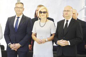 13.08.2023. Bieliny. Dożynki gminy Bieliny. Na zdjęciu (od lewej): Sławomir Kopacz - wójt Bielin, Renata Janik - wicemarszałek województwa świętokrzyskiego i Piotr Wawrzyk - wiceminister spraw zagranicznych / Fot. Jarosław Kubalski - Radio Kielce