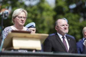 14.08.2023. Kielce. Uroczystości z okazji Święta Wojska Polskiego. Na zdjęciu: Bożena Szczypiór - zastępca prezydenta Kielc, Marek Bogusławski - wicemarszałek województwa / fot. Jarosław Kubalski - Radio Kielce