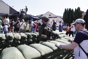 Nowoczesne pojazdy i rozmowy z żołnierzami w Bodzentynie