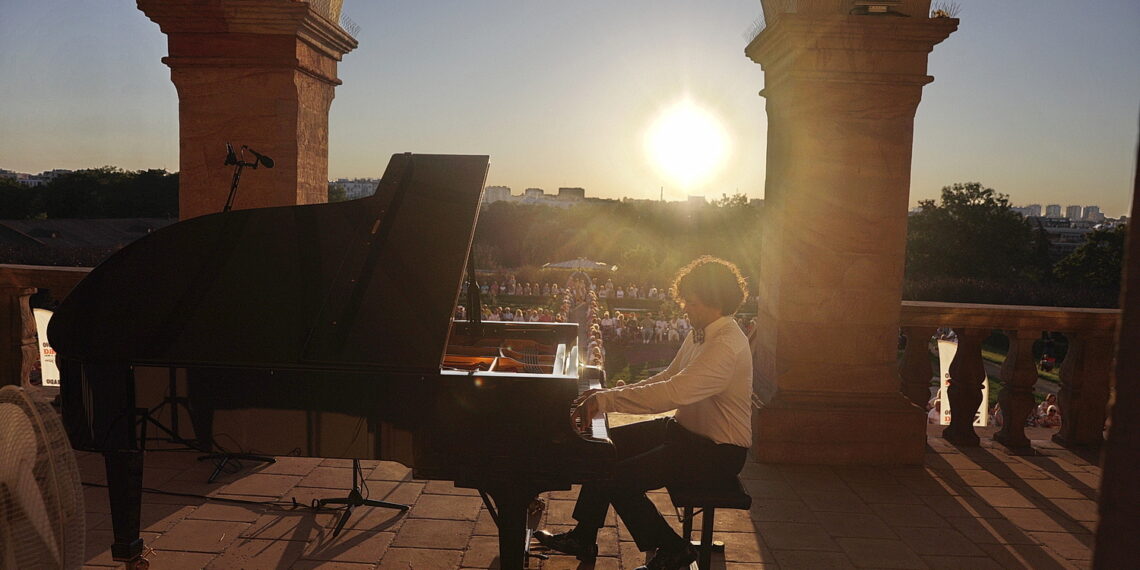 15.08.2023 Kielce. Ogród Włoski Pałacu Biskupów. Koncert z cyklu "Chopinowskie Inspiracje". Gra Martin Garcia Garcia / Fot. Jarosław Kubalski - Radio Kielce