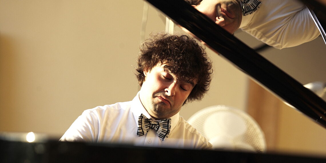 15.08.2023 Kielce. Ogród Włoski Pałacu Biskupów. Koncert z cyklu "Chopinowskie Inspiracje". Gra Martin Garcia Garcia / Fot. Jarosław Kubalski - Radio Kielce