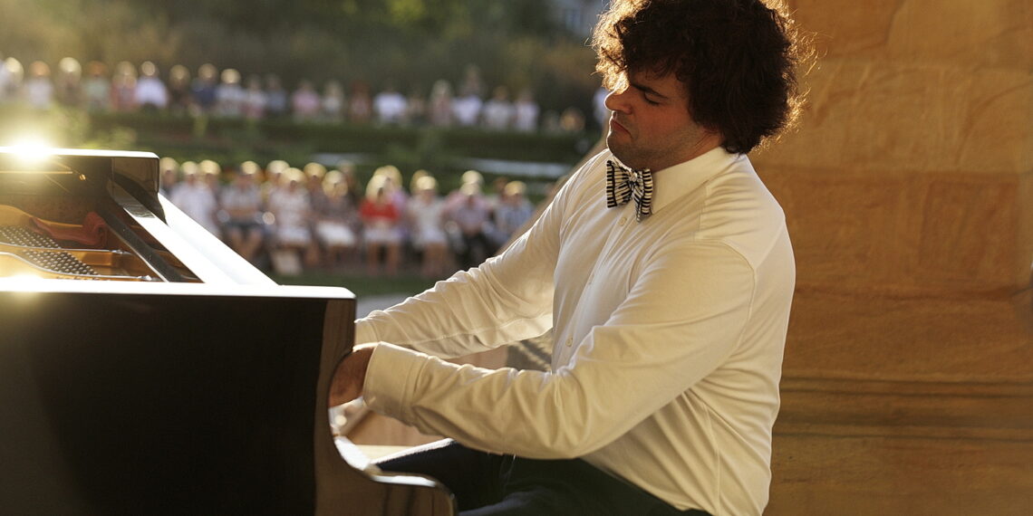 15.08.2023 Kielce. Ogród Włoski Pałacu Biskupów. Koncert z cyklu "Chopinowskie Inspiracje". Gra Martin Garcia Garcia / Fot. Jarosław Kubalski - Radio Kielce