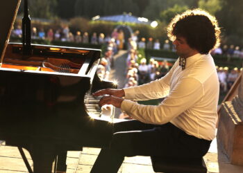 15.08.2023 Kielce. Ogród Włoski Pałacu Biskupów. Koncert z cyklu "Chopinowskie Inspiracje". Gra Martin Garcia Garcia / Fot. Jarosław Kubalski - Radio Kielce