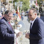 12.08.2023 Kielce. 58. Marsz Szlakiem Pierwszej Kompanii Kadrowej. Na zdjęciu od lewej: szef Urzędu ds. Kombatantów i Osób Represjonowanych Jan Józef Kasprzyk i prezes Polskiego Radia Kielce Janusz Knap / Fot. Jarosław Kubalski - Radio Kielce