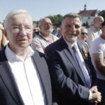 13.08.2023. Zawichost. Piknik wojskowy pod hasłem "Silna Biało-Czerwona". Na zdjęciu (od lewej): poseł Krzysztof Lipiec, poseł Andrzej Kryj / Fot. Jarosław Kubalski - Radio Kielce