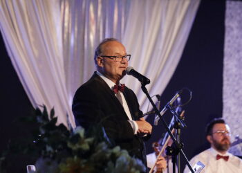 15.08.2023 Chęciny. Koncert z cyklu „Zamkowe spotkania z muzyką”. Artur Jaroń / Fot. Jarosław Kubalski - Radio Kielce
