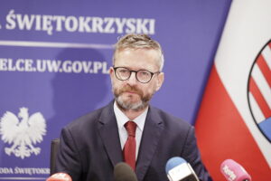 23.08.2023 Kielce. ŚUW. Podpisanie umowy na dofinansowanie z Rządowego Funduszu Rozwoju Dróg inwestycji drogowej w Kielcach. Na zdjęciu wiceminister infrastruktury Grzegorz Witkowski / Fot. Jarosław Kubalski - Radio Kielce