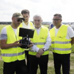 23.08.2023. Kielce. Kurs zawodowy „Pilot bezzałogowego statku powietrznego”. Na zdjęciu (w środku): Andrzej Bętkowski - marszałek województwa / Fot. Jarosław Kubalski - Radio Kielce