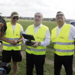 23.08.2023. Kielce. Kurs zawodowy „Pilot bezzałogowego statku powietrznego”. Na zdjęciu (w środku): Andrzej Bętkowski - marszałek województwa / Fot. Jarosław Kubalski - Radio Kielce