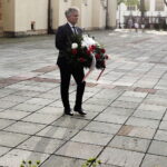 26.08.2023 Kielce. Senator Krzysztof Słoń składa kwiaty pod pomnikiem biskupa Czesława Kaczmarka / Fot. Jarosław Kubalski - Radio Kielce