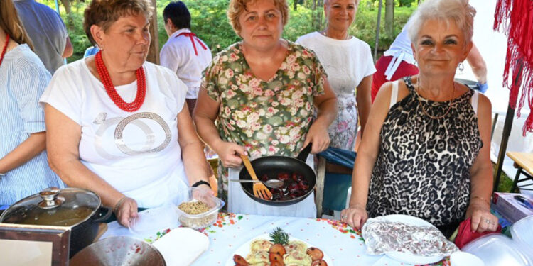 Które pierogi smakowały najlepiej? Za nami X Święto Pieroga Świętokrzyskiego w Bobrzy - Radio Kielce