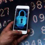 Ładowanie smartfonów przez publiczne porty USB może być niebezpieczne źródło canva.com