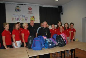 Wyprawki szkolne od biskupa i sandomierskiej Caritas