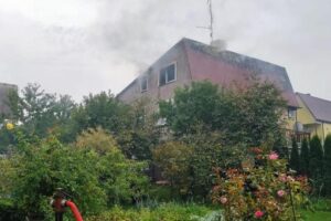 25.08.2023. Mniów. Pożar poddasza budynku mieszkalnego / źródło: KM PSP w Kielcach