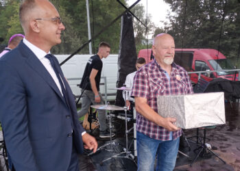 Na zdjęciu (od lewej): Robert Paluch - wójt gminy Wilczyce, Mirosław Saniawa - Sołtys Roku / Fot. Wojciech Kondrat - Urząd Gminy w Wilczycach