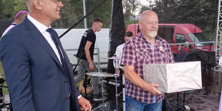 Najlepszy sołtys rządzi Darominem - Radio Kielce Na zdjęciu (od lewej): Robert Paluch - wójt gminy Wilczyce, Mirosław Saniawa - Sołtys Roku / Fot. Wojciech Kondrat - Urząd Gminy w Wilczycach