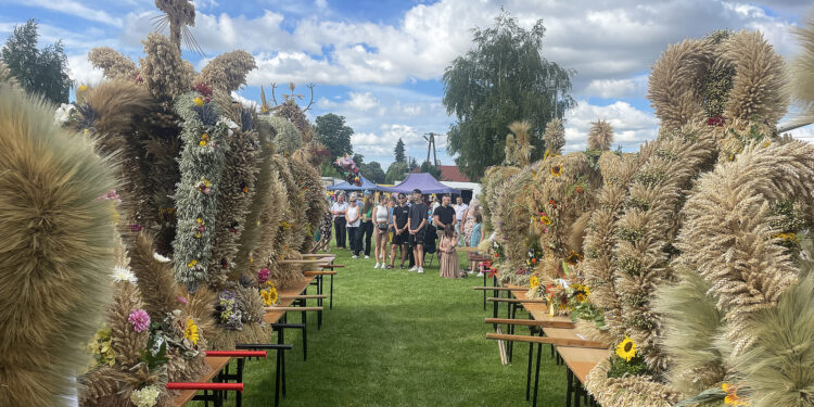 Wieniec dożynkowy z Dacharzowa najpiękniejszy w gminie Wilczyce - Radio Kielce Wieniec dożynkowy z Dacharzowa najpiękniejszy w gminie Wilczyce - Radio Kielce