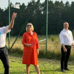 19.08.2023. Celiny w gminie Bodzentyn. Piknik rodzinny. Na zdjęciu (od lewej): Dariusz Skiba - burmistrz Bodzentyna, Renata Janik - wicemarszałek województwa, wiceminister Piotr Wawrzyk. / Fot. Patryk Wójcik - Radio Kielce