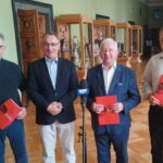 20.08.2023 Kielce, Szkolenie dla członków Korpusu Ochrony Wyborów. Na zdjęciu (od lewej): Tomasz Pleban - wicestarosta kielecki, publicysta Adrian Stankowski, poseł Krzysztof Lipiec, Jarosław Karyś - przewodniczący kieleckiej rady miasta. / Fot. Anna Głąb - Radio Kielce