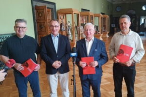 20.08.2023 Kielce, Szkolenie dla członków Korpusu Ochrony Wyborów. Na zdjęciu (od lewej): Tomasz Pleban - wicestarosta kielecki, publicysta Adrian Stankowski, poseł Krzysztof Lipiec, Jarosław Karyś - przewodniczący kieleckiej rady miasta. / Fot. Anna Głąb - Radio Kielce