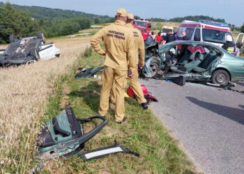 Po zderzeniu dwóch bmw nie żyje 22-latek, a cztery osoby są w szpitalu