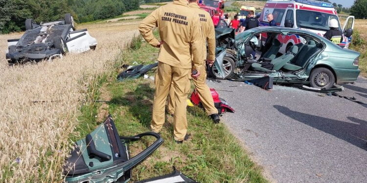 Po zderzeniu dwóch bmw nie żyje 22-latek, a cztery osoby są w szpitalu