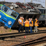 24.08.2023. Skierniewice. Miejsce zderzenia dwóch pociągów na linii kolejowej Warszawa - Łódź w Skierniewicach. Pociąg Kolei Mazowieckich nie zatrzymał się na czerwonym świetle i najechał na pociąg towarowy / Fot. PAP/KM PSP w Skierniewicach
