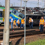 24.08.2023. Skierniewice. Miejsce zderzenia dwóch pociągów na linii kolejowej Warszawa - Łódź w Skierniewicach. Pociąg Kolei Mazowieckich nie zatrzymał się na czerwonym świetle i najechał na pociąg towarowy / Fot. PAP/KM PSP w Skierniewicach
