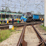 24.08.2023. Skierniewice. Miejsce zderzenia dwóch pociągów na linii kolejowej Warszawa - Łódź w Skierniewicach. Pociąg Kolei Mazowieckich nie zatrzymał się na czerwonym świetle i najechał na pociąg towarowy / Fot. PAP/KM PSP w Skierniewicach