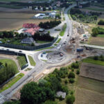 Budowa ronda, które zapewni bezpieczne skomunikowanie obwodnicy Ostrowca Świętokrzyskiego z istniejącą drogą krajową nr 9. W tym miejscu obowiązuje ruch wahadłowy sterowany sygnalizacją świetlną / Fot. GDDKiA