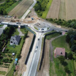 Budowa ronda, które zapewni bezpieczne skomunikowanie obwodnicy Ostrowca Świętokrzyskiego z istniejącą drogą krajową nr 9. W tym miejscu obowiązuje ruch wahadłowy sterowany sygnalizacją świetlną / Fot. GDDKiA