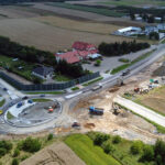 Budowa ronda, które zapewni bezpieczne skomunikowanie obwodnicy Ostrowca Świętokrzyskiego z istniejącą drogą krajową nr 9. W tym miejscu obowiązuje ruch wahadłowy sterowany sygnalizacją świetlną / Fot. GDDKiA