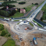 Budowa ronda, które zapewni bezpieczne skomunikowanie obwodnicy Ostrowca Świętokrzyskiego z istniejącą drogą krajową nr 9. W tym miejscu obowiązuje ruch wahadłowy sterowany sygnalizacją świetlną / Fot. GDDKiA