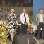 15.08.2023. Piekoszów. Dożynki gminne. Na zdjęciu (od lewej): Zbigniew Piątek - burmistrz Piekoszowa, wiceminister Anna Krupka, wiceminister Piotr Wawrzyk, senator Krzysztof Słoń, wicemarszałek Renata Janik. / Fot. Anna Głąb - Radio Kielce