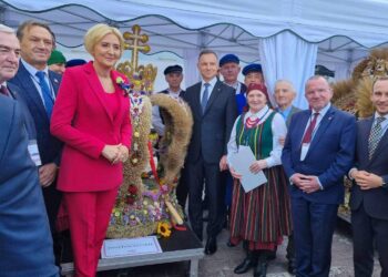 24.09.2023. Warszawa. Dożynki Prezydenckie. Na zdjęciu (od lewej): Andrzej Bętkowski - marszałek województwa, Mirosław Gębski - starosta kielecki, Agata Kornhauser-Duda - małżonka prezydenta RP, Andrzej Duda - prezydent RP, Józefa Bucka - autorka zwycięskiego wieńca, Marek Bogusławski - wicemarszałek województwa, Damian Sławski - wójt Miedzianej Góry / Fot. Agnieszka Madetko - Starostwo Powiatowe w Kielcach