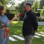 26.09.2023. Kielce. Ogród Radia Kielce. Na zdjęciu: Anna Roży - Radio Kielce, Bartosz Piwowarski - zastępca kierownika Ogrodu Botanicznego / Fot. Angelika Rejnowicz - Radio Kielce