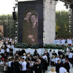 10.09.2023. Markowa. Uczestnicy mszy świętej, sprawowanej w ramach uroczystości beatyfikacyjnych rodziny Ulmów na stadionie w Markowej / Fot. Darek Delmanowicz - PAP