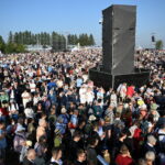 10.09.2023. Markowa. Uczestnicy mszy świętej, sprawowanej w ramach uroczystości beatyfikacyjnych rodziny Ulmów na stadionie w Markowej / Fot. Darek Delmanowicz - PAP