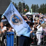 10.09.2023. Markowa. Uczestnicy mszy świętej, sprawowanej w ramach uroczystości beatyfikacyjnych rodziny Ulmów na stadionie w Markowej / Fot. Darek Delmanowicz - PAP