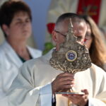 10.09.2023. Markowa. Proboszcz parafii w Markowej ks. prał. dr Roman Chowaniec podczas procesji z relikwiarzem Ulmów w ramach uroczystości beatyfikacyjnych rodziny Ulmów na stadionie w Markowej / Fot. Darek Delmanowicz - PAP