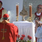 10.09.2023. Markowa. Relikwiarz Ulmów zaprezentowany na uroczystościach beatyfikacyjnych rodziny Ulmów na stadionie w Markowej / Fot. Darek Delmanowicz - PAP