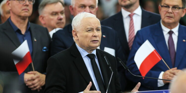 23.09.2023. Gorzów Wielkopolski. Kampania wyborcza do parlamentu 2023. Wicepremier, prezes PiS Jarosław Kaczyński (C) podczas konwencji wojewódzkiej partii / Fot. Lech Muszyński - PAP