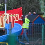 28.09.2023. Zabierzów. Służby pracujące na miejscu śmiertelnego wypadku / Fot. PAP/Art Service