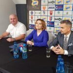 23.09.2023. Suchedniów. Konferencja Global Pharma Orlicza 1924 Suchedniów. Na zdjęciu (od lewej): Maciej Glijer - prezes Global Pharma Orlicza 1924 Suchedniów, Anna Krupka - wiceprezes sportu i turystyki, Marcin Różycki - wiceprezes Polskiej Organizacji Turystycznej / Fot. KS Global Pharma Orlicz 1924 Suchedniów - Facebook