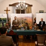 Leśnicy z pielgrzymką na Świętym Krzyżu - Radio Kielce 11.09.2023. Święty Krzyż, Podpisanie umowy dot. ochrony przeciwpożarowej / Fot. Edyta Nowicka RDLP w Radomiu